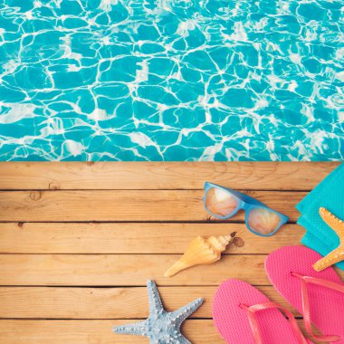 güneş gözlüğü ve flip flop