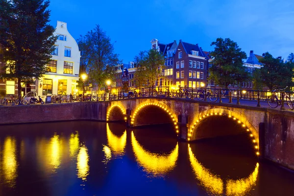 Амстердамский канал и мост ночью — стоковое фото