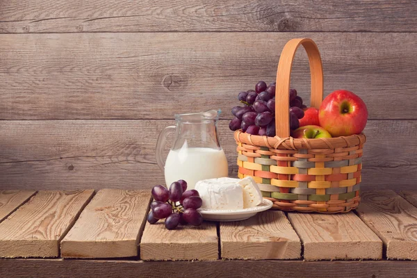 Mléko, sýry a ovoce košík — Stock fotografie