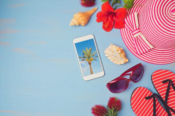Teléfonos inteligentes y artículos de playa — Foto de Stock