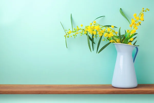 Bloemen in vaas op houten plank — Stockfoto