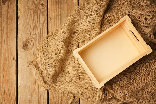 Caja de madera sobre tela de saco —  Fotos de Stock