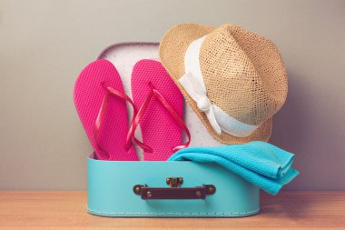 Dekoratif bavul ve flip flop