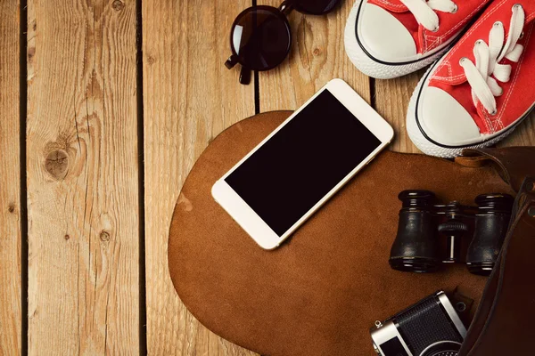 Smartphone con zapatillas y bolso hipster —  Fotos de Stock