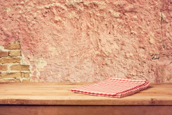 Table avec serviette à carreaux — Photo