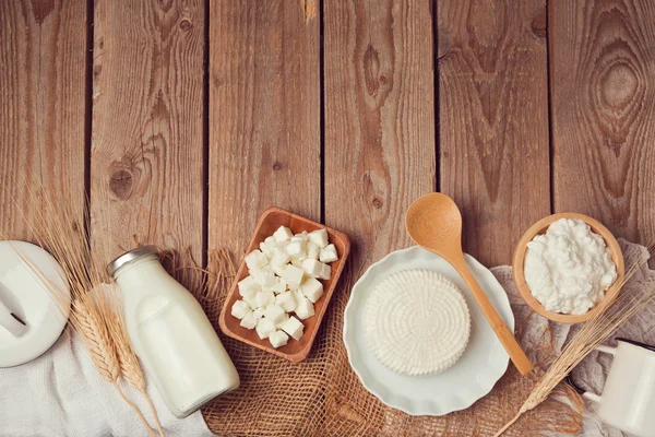 Botella de leche y queso en la mesa — Foto de Stock