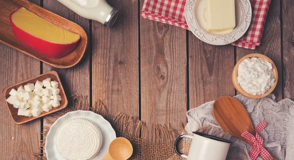 Tisch mit Milch und Chesse-Produkten — Stockfoto