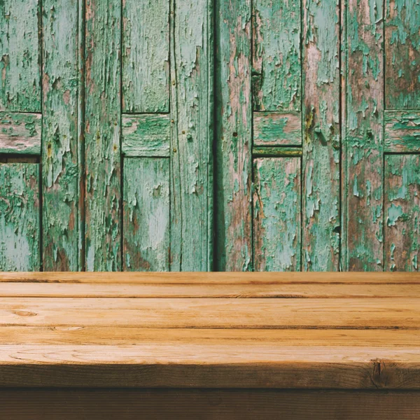 Table sur de vieilles planches en bois — Photo