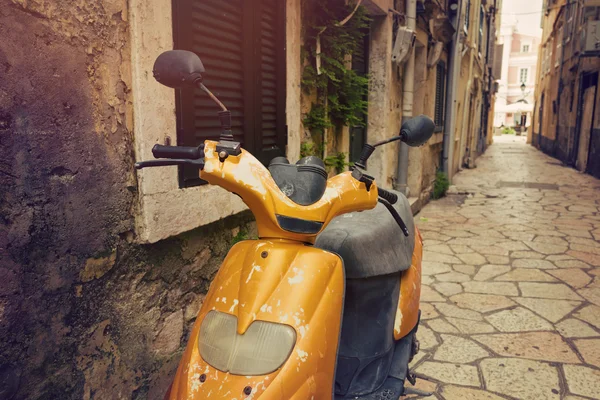 Vintage scooter in narrow street — Stock Photo, Image