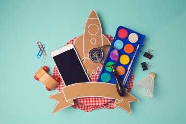 Smartphone ve karton roket
