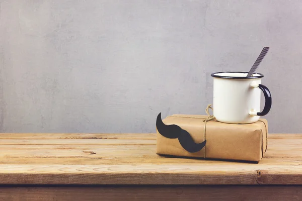 レトロなコーヒー カップとギフト ボックス — ストック写真