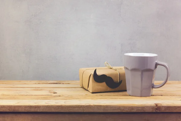 Taza de café y caja de regalo —  Fotos de Stock