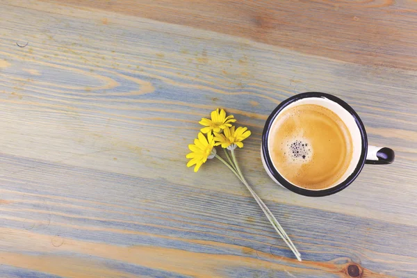 Кофейная чашка и цветы — стоковое фото