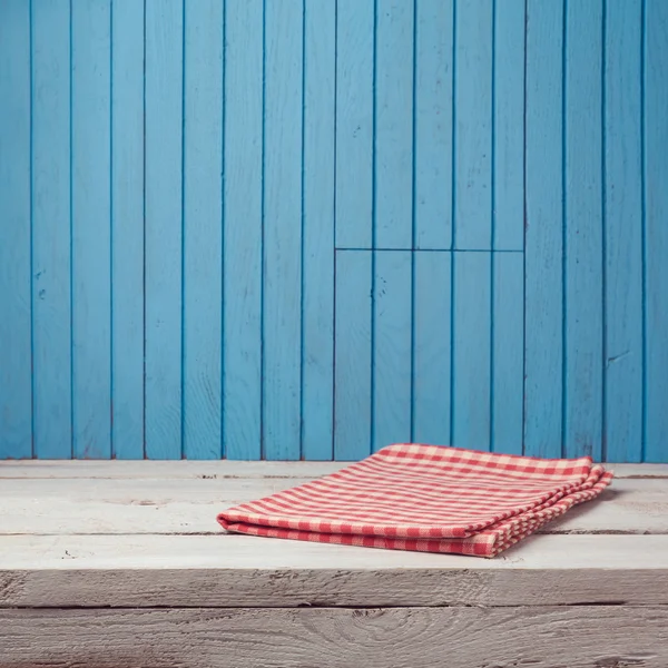 Table avec nappe à carreaux — Photo