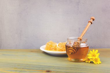 Bal kavanozu ve peteğin