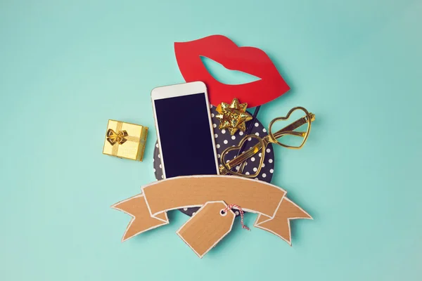 Smartphone mit Pappbanner und Geschenk — Stockfoto