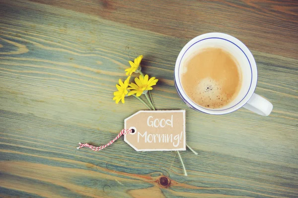 Xícara de café e flores de margarida — Fotografia de Stock