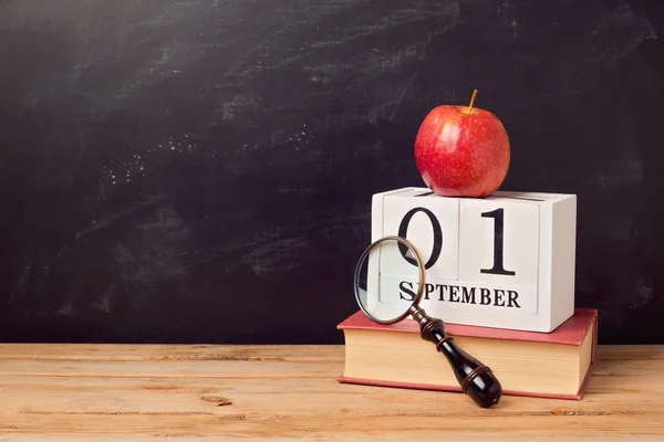 Book, apple and calendar — Stock Photo, Image