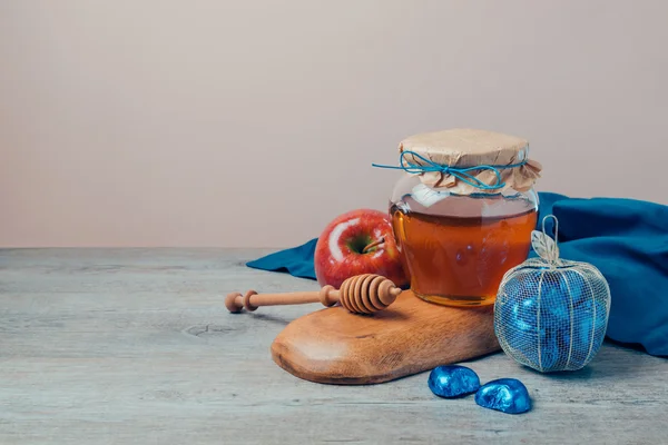 Tarro de miel y caja de chocolate — Foto de Stock