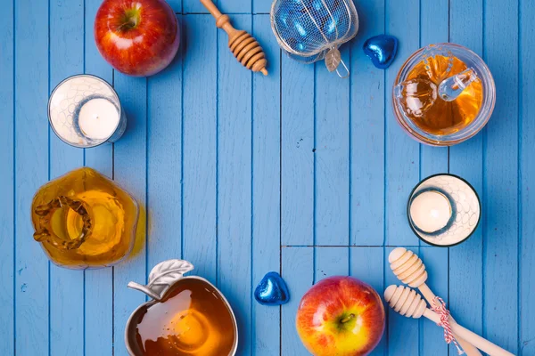 Houten achtergrond met honing en appels — Stockfoto