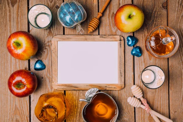 Honung och äpplen på träbord — Stockfoto