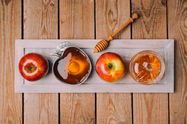 Miel y manzanas en la mesa —  Fotos de Stock