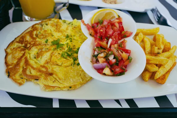 Omlet, salata ve patates kızartması — Stok fotoğraf