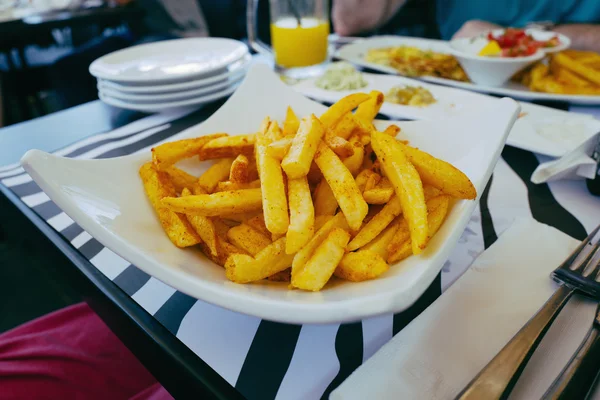 Franse frietjes geserveerd in restaurant — Stockfoto