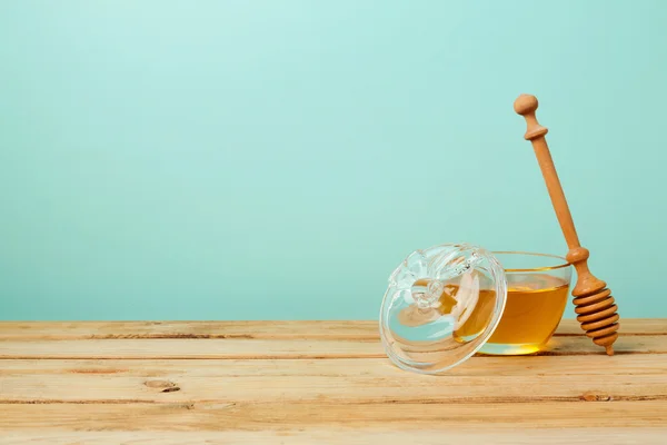 Tarro de miel sobre mesa de madera — Foto de Stock