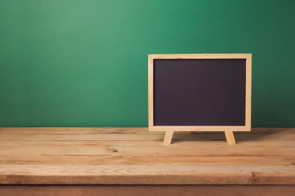 Chalkboard na mesa de madeira — Fotografia de Stock