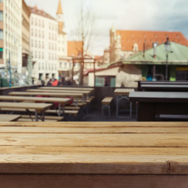 Leerer Holzdecktisch — Stockfoto