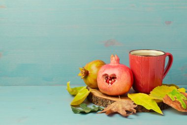 çay bardağı, nar ve yaprakları