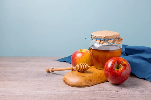Tatlım kavanoz ve ahşap masa üzerinde elma — Stok fotoğraf