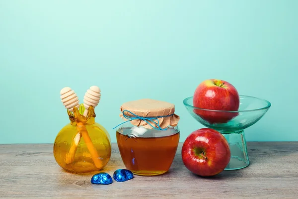 Frasco de mel, maçãs e vaso de romã — Fotografia de Stock