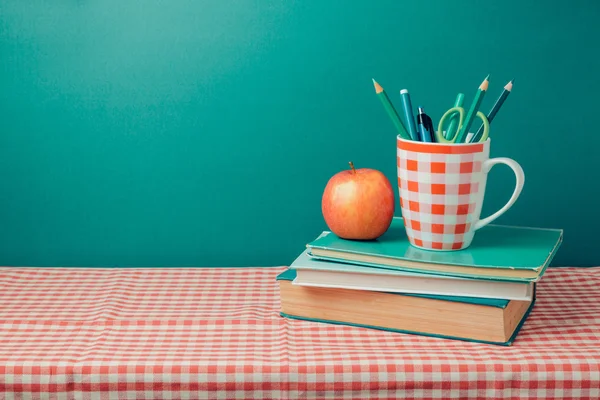 Livres, crayons et pommes — Photo