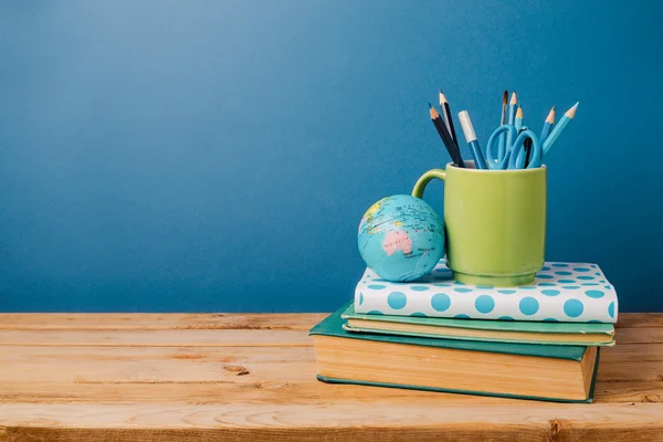 Libros y lápiz en taza —  Fotos de Stock