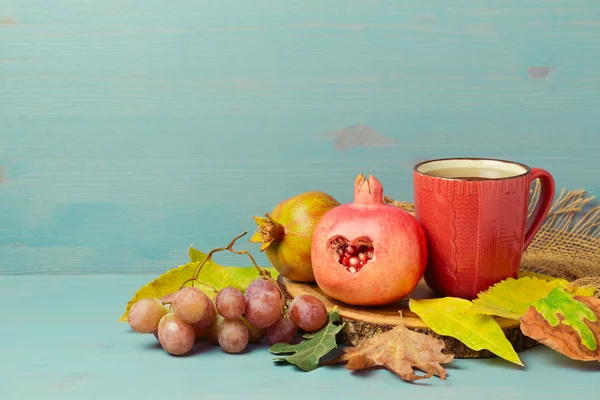 Granatapfel, Blätter und Tasse — Stockfoto