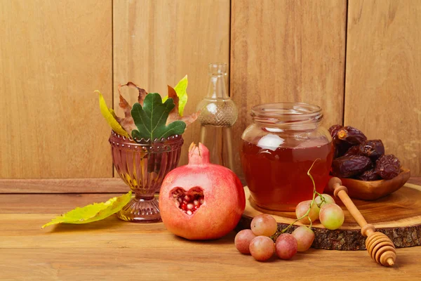 Miel, granada, uvas y hojas — Foto de Stock