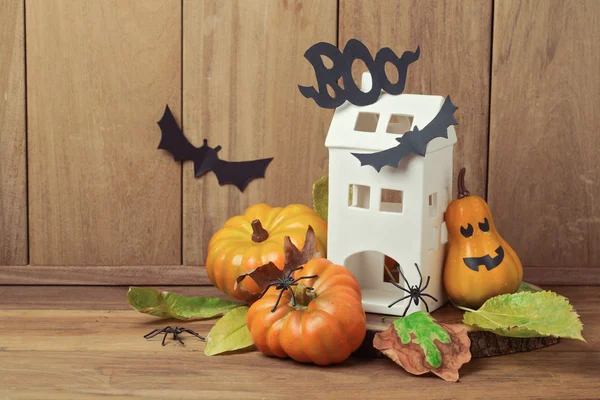 Decoración de Halloween con casa y calabaza — Foto de Stock