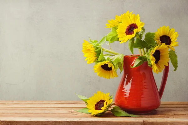 Sunflowers in red vase — Stock Photo, Image