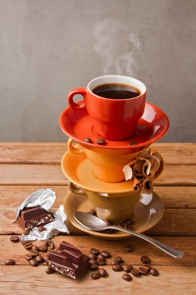 Koffie kopjes met chocolade — Stockfoto