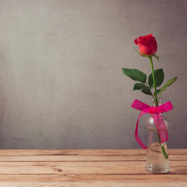 Róża kwiaty w wazon — Zdjęcie stockowe