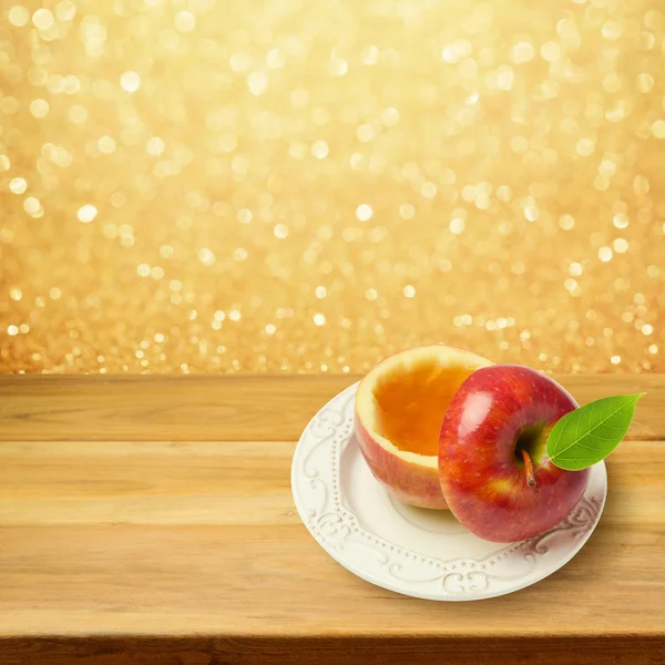Ahşap masa üzerinde ballı elma — Stok fotoğraf