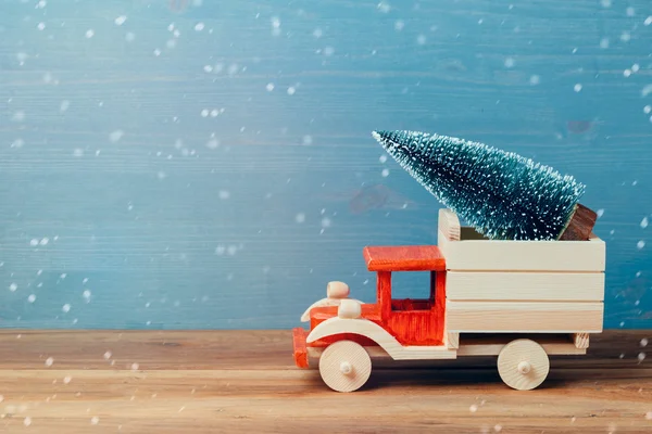 Дерево на игрушечном грузовике автомобиля на деревянном столе — стоковое фото