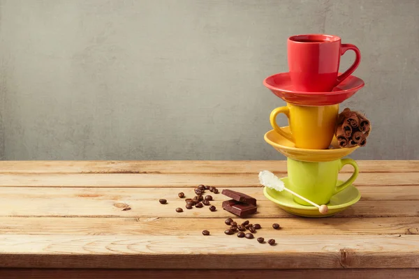 Xícaras de café na mesa de madeira — Fotografia de Stock