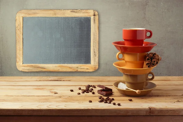 Copos de café e chalkboard — Fotografia de Stock