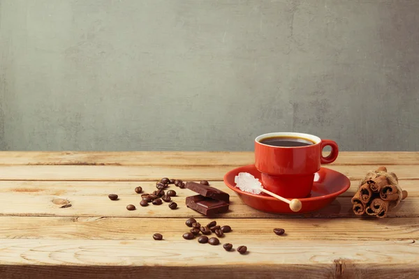 Taza de café sobre mesa de madera — Foto de Stock