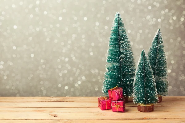 Cajas de regalo bajo pinos — Foto de Stock