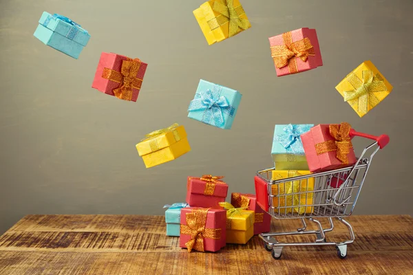 Shopping cart and gift boxes — Stock Photo, Image