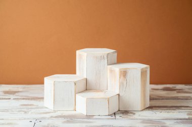 Ahşap masada boş geometrik podyum. Ürün görüntüleme için arkaplan modeli.